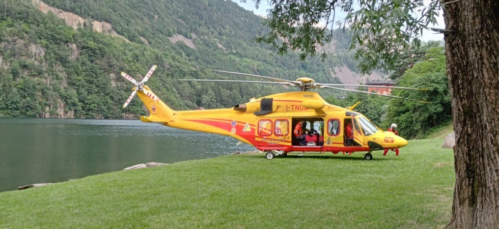 Allarme annegamento al Lago di Lases: 31enne rianimato sul posto e trasportato d'urgenza al Santa Chiara in elicottero